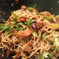 Стир-фрай из свинины с яичной лапшой