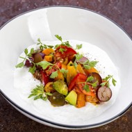 Страчателла с помидорами, папайей и авокадо