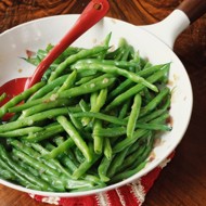 Стручки фасоли с ореховым соусом