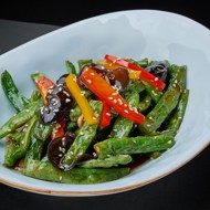 Стручки зеленой фасоли с чесноком и перцем