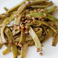 Стручковая фасоль (лоби) с кедровыми орешками и базиликом