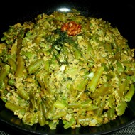 Стручковая фасоль с яйцом и грецким орехом