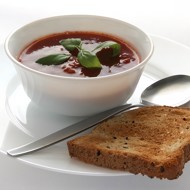 Суп-пюре из артишоков и фасоли с теплым хлебом с фетой, черри и базиликом