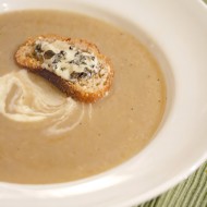 Суп-пюре из пастернака с луком-пореем и петрушкой