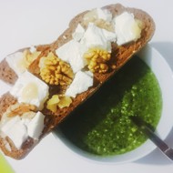 Суп-пюре из шпината, цветной капусты и риса с зерновыми тартинами