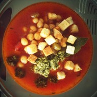 Суп с нутом, помидорами и крутонами