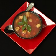 Суп со шпиком, помидорами и чесноком