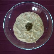 Суп со сливочным плавленым сыром, креветками, соусом песто с кешью и сушеным базиликом