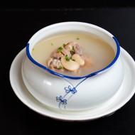 Суп со свиной ножкой и бобами