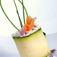 Суши из цукини с лососем и укропным соусом