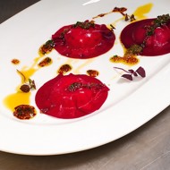 Свекольные равиоли с лососем