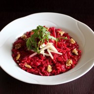 Свекольное ризотто с яблоком, грецким орехом и сыром бри