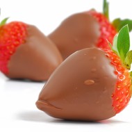 Свежая клубника в молочном шоколаде