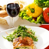 Свежая овощная лазанья с рукколой и бальзамическим сиропом