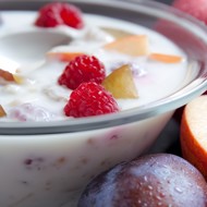 Свежие фрукты с лимонно-мятным йогуртовым соусом