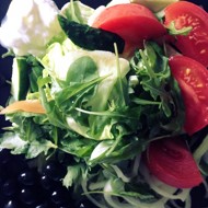 Свежий салат из рукколы и овощей с йогуртовой заправкой