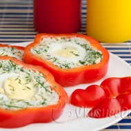 Свежий сладкий перец, фаршированный рисом, яйцом, сыром и зеленью