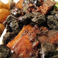 Свиная корейка с черносливом, яблоками и сливками