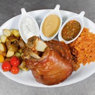 Свиная рулька с тушеной капустой и картофелем