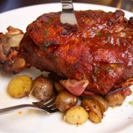 Свиная рулька в пиве с отварным картофелем