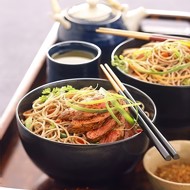 Свиная вырезка с овощами и лапшой рамен