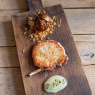 Свиная корейка с пюре из груши и запеченым луком