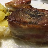 Свиные медальоны с луковым соусом