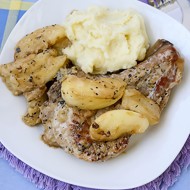 Свиные отбивные с яблоками и шалотом
