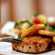 Свиные отбивные с яблоками