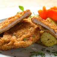 Свиные отбивные в сухарях с маринованной морковью