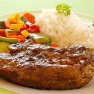 Свиные ребра по-азиатски с рисом и зеленым луком