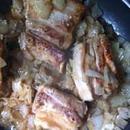 Свиные ребрышки, тушеные в луке