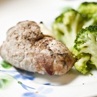 Свиные рулеты с сыром и маринованными огурцами