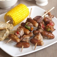 Свиные шашлыки с чоризо и луком