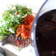 Свиные стейки гриль под винным  маринадом с инжирным соусом