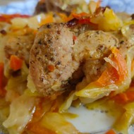 Свинина с капустой, морковью и помидорами в духовке