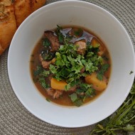 Свинина с картофелем и кинзой