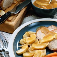 Свинина с пассерованными яблоками, сидром и корицей