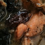 Свинина, тушеная с черносливом и луком