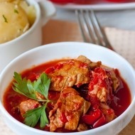 Свинина, тушеная со сладким перцем