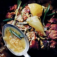 Свинина, тушенная в молоке, с чесноком и розмарином