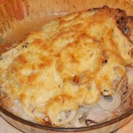 Свинина, запеченная с луком и сыром