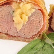 Свинина, запеченная в тесте, с соусом на основе сидра и бренди