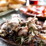 Свинина, жаренная на розмариновых шпажках