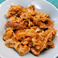 Свиной гуляш в сливовом соусе