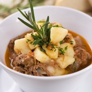 Свиное рагу с яблоками и капустой