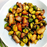 Свиные щечки с брюссельской капустой