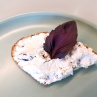 Сыр филадельфия с красным базиликом