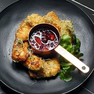 Сыр халуми с ягодным соусом