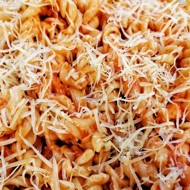 Сырная паста фузилли с желтком и кетчупом